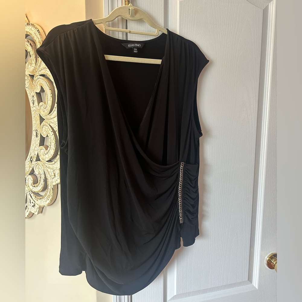 Very pretty Ellen Tracy sleeveless blouse